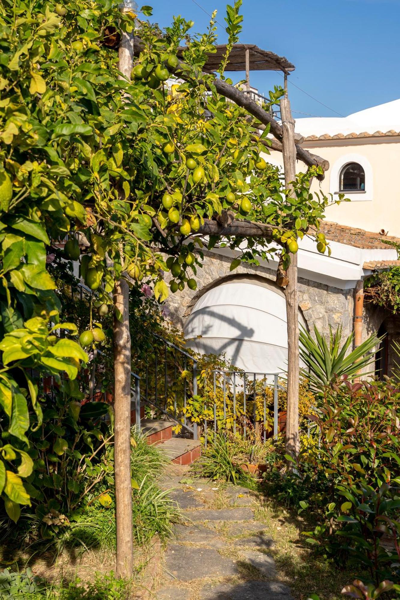 Villa Miramare, Piscina E Parcheggio A Конка-дей-Марини Экстерьер фото